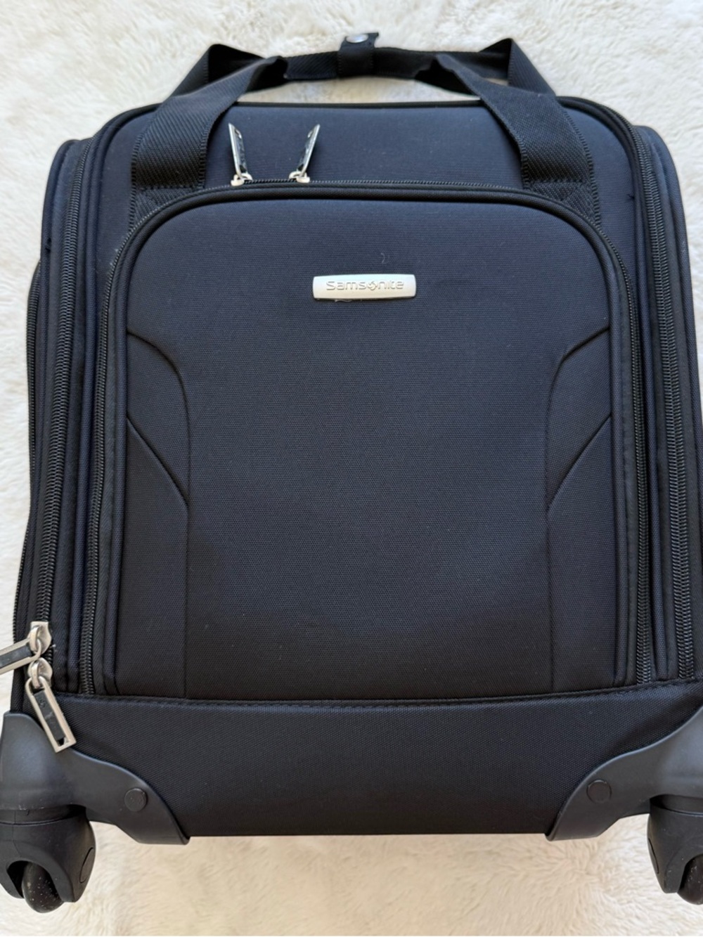 Samsonite spinner underseater Retail 112$